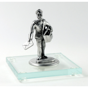 Miniatur Briefträger auf Glassockel