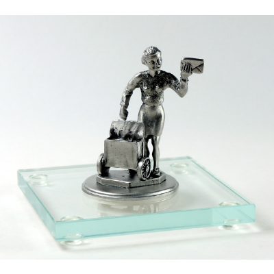 Miniatur Briefträgerin auf Glassockel