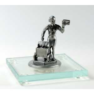 Miniatur Briefträgerin auf Glassockel