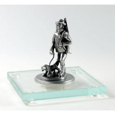 Miniatur Jäger mit Hund auf Glassockel