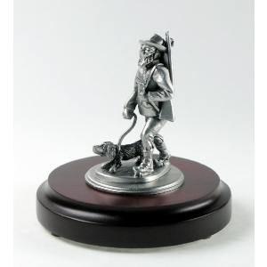 Miniatur Jäger mit Hund auf rundem Sockel