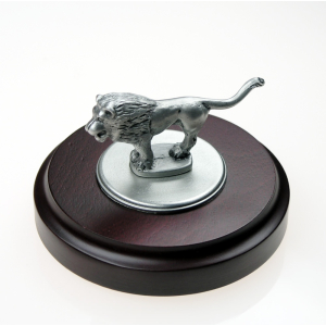 Miniatur Löwe auf rundem Sockel Rosenholz-Design
