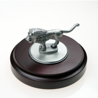 Miniatur Löwe auf rundem Sockel Rosenholz-Design