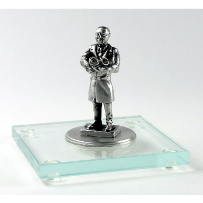 Miniatur Optiker auf Glassockel
