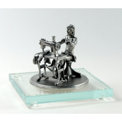 Miniatur Schneiderin auf Glassockel
