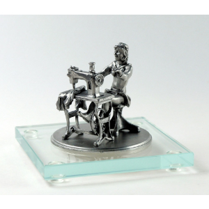 Miniatur Schneiderin auf Glassockel