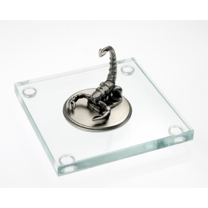 Miniatur Skorpion auf Glassockel