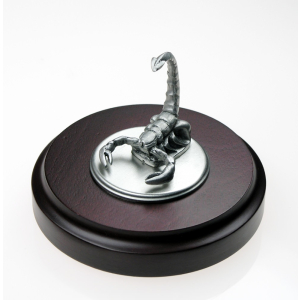 Zinnminiatur Skorpion auf rundem Sockel Rosenholz-Design