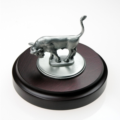 Miniatur Stier auf rundem Sockel Rosenholz-Design