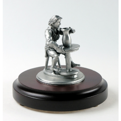 Miniatur Töpferin auf rundem Sockel