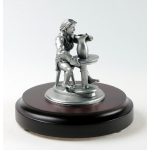Miniatur Töpferin auf rundem Sockel