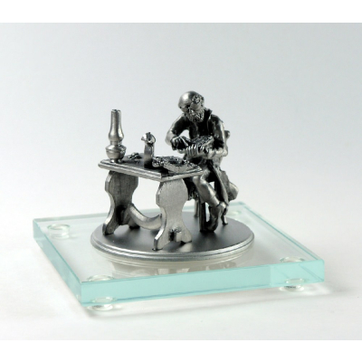 Miniatur Uhrmacher auf Glassockel