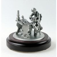 Miniatur Uhrmacher auf rundem Sockel