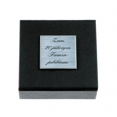 Gravurschild auf Karton-Verpackung Außenseite