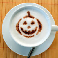 Cappuccino-Schablone Halloween-Kürbis