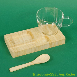 Bambus-Servierbrett mit Glastasse und Bambuslöffel