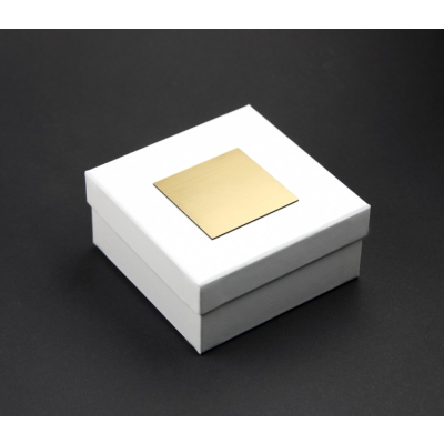 Karton-Geschenkverpackung weiß (82 x 82 x 40 mm) mit goldfarbenem Gravurschild
