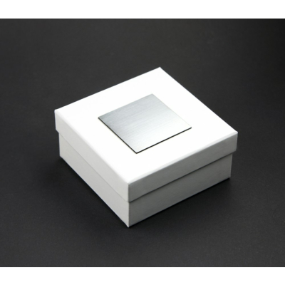 Karton-Geschenkverpackung weiß (82 x 82 x 40 mm) mit silberfarbenem Gravurschild