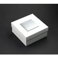 Karton-Geschenkverpackung weiß (82 x 82 x 40 mm) mit silberfarbenem Gravurschild